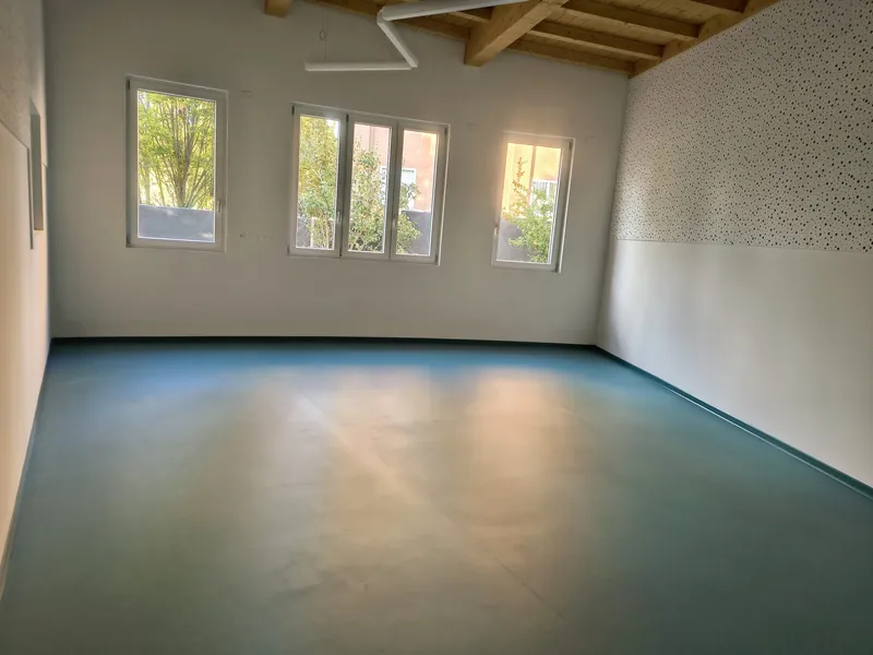 Aula di una scuola con pavimento in linoleum verde-azzurro
