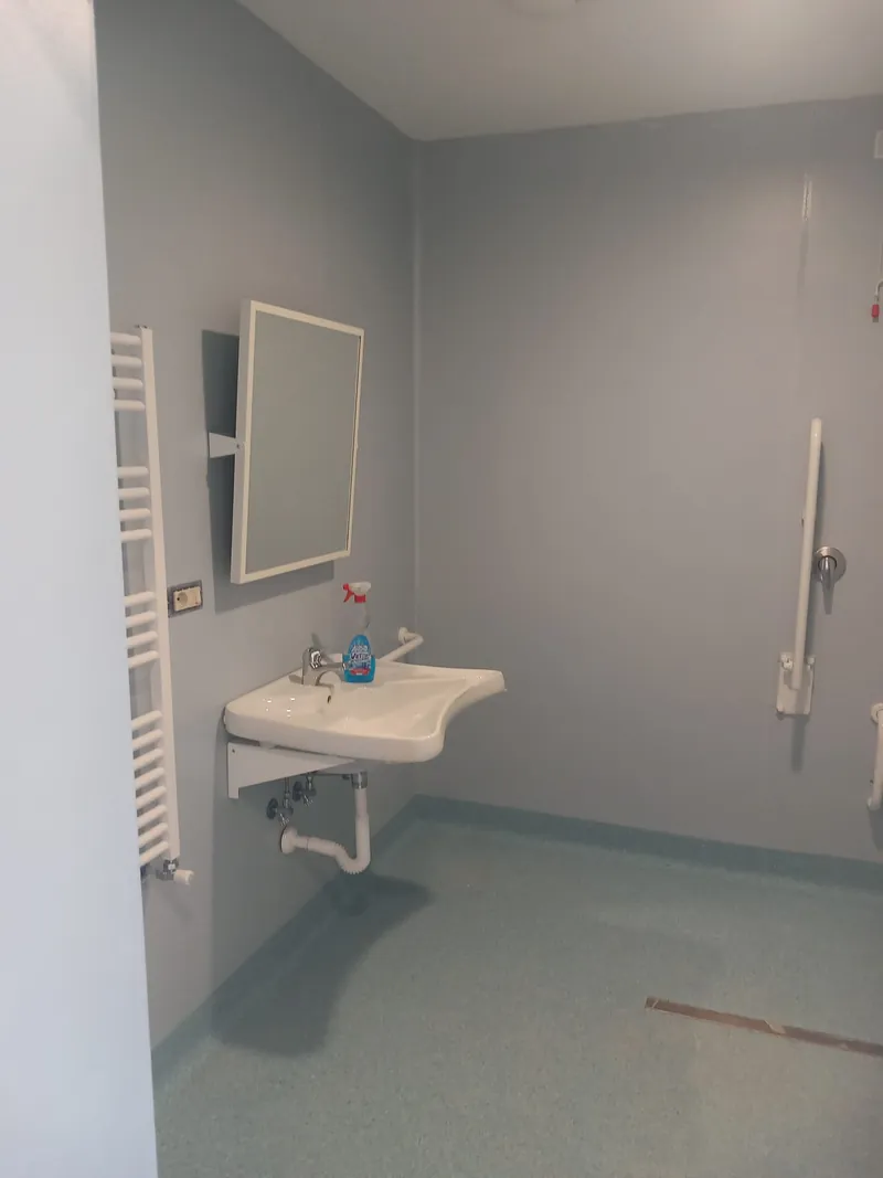 Bagno con pavimento in PVC granigliato