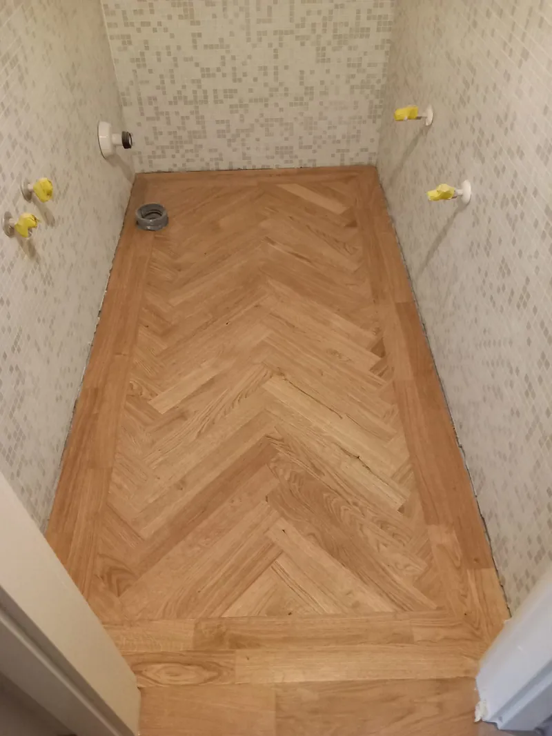 Bagno con parquet a spina di pesce