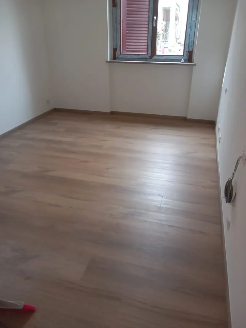 Camera con pavimento effetto rovere