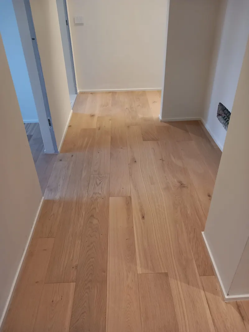 Corridoio con parquet prefinito in rovere chiaro
