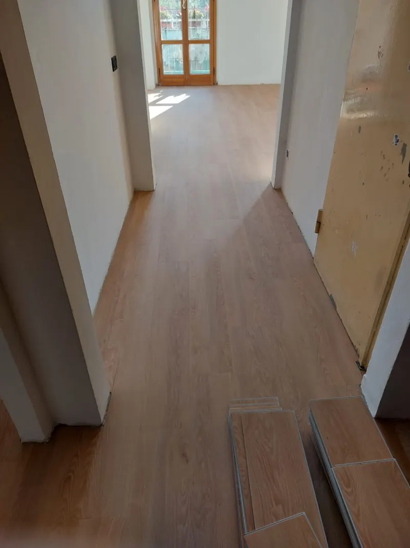 Corridoio con pavimento a incastro effetto rovere e doghe da posare