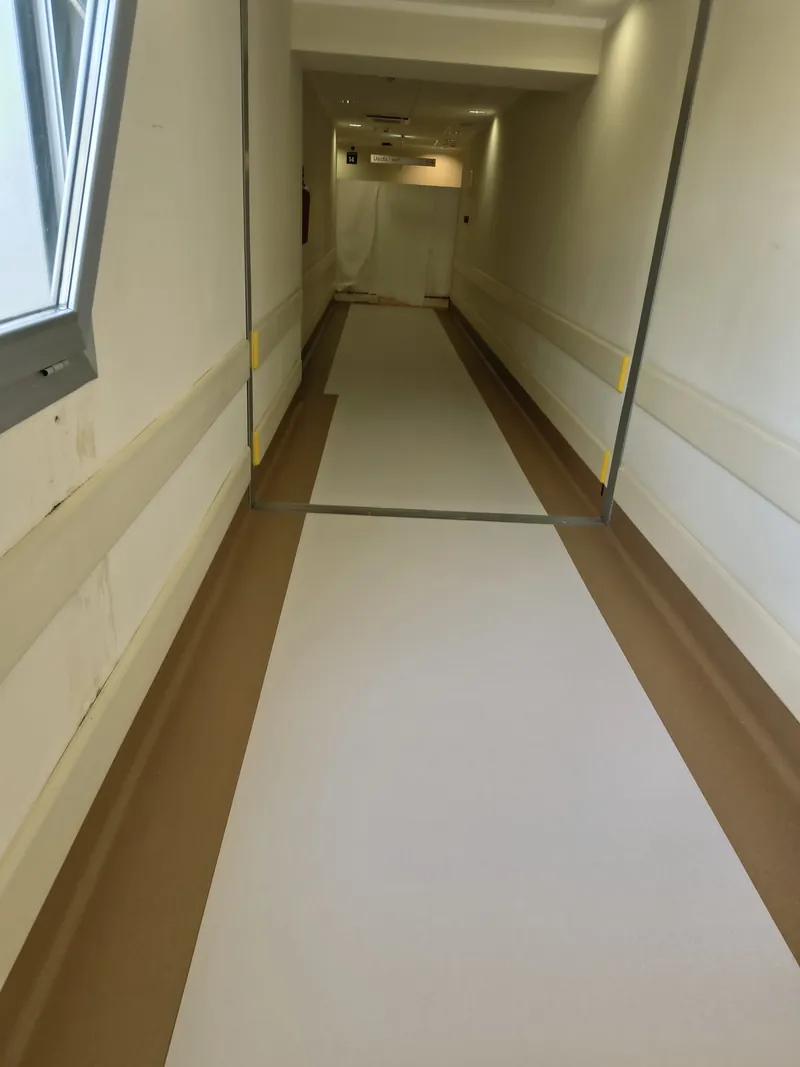 Corridoio con pavimento in PVC a due colori e raccordo a sguscio