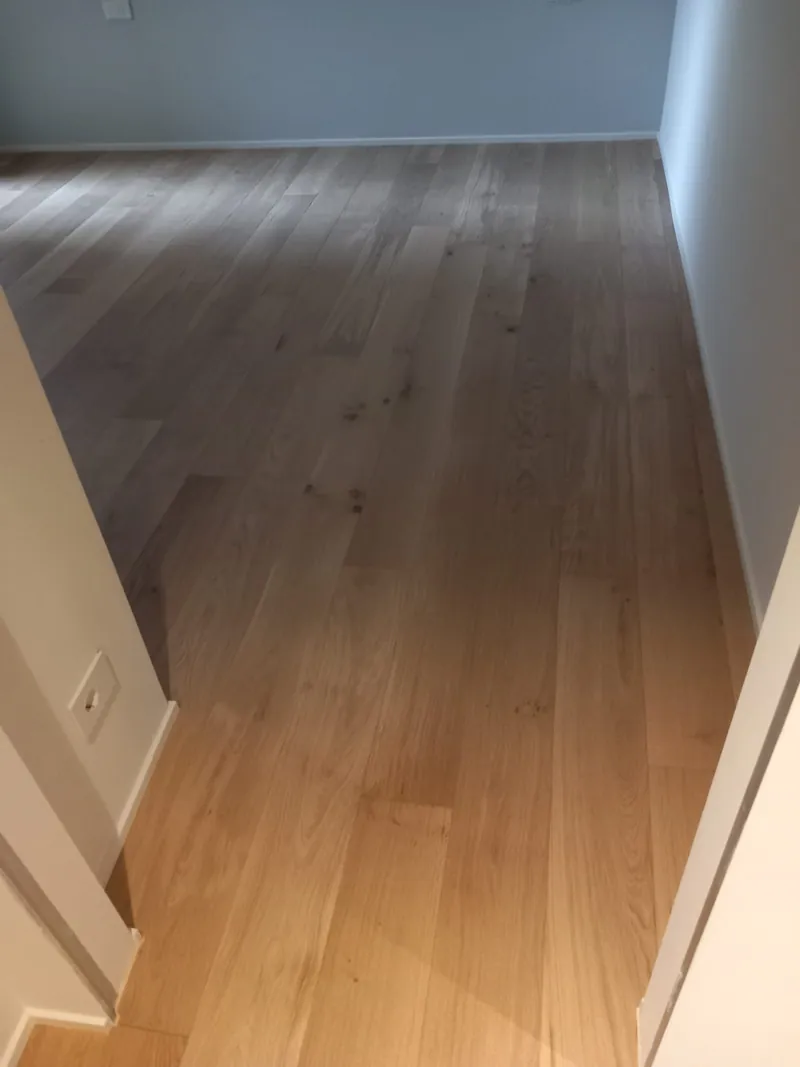 Corridoio con parquet prefinito in rovere chiaro