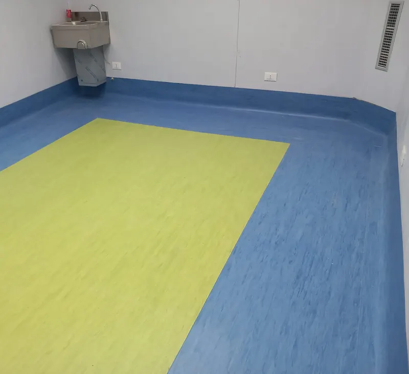 Pavimento in linoleum giallo-verde con bordo blu