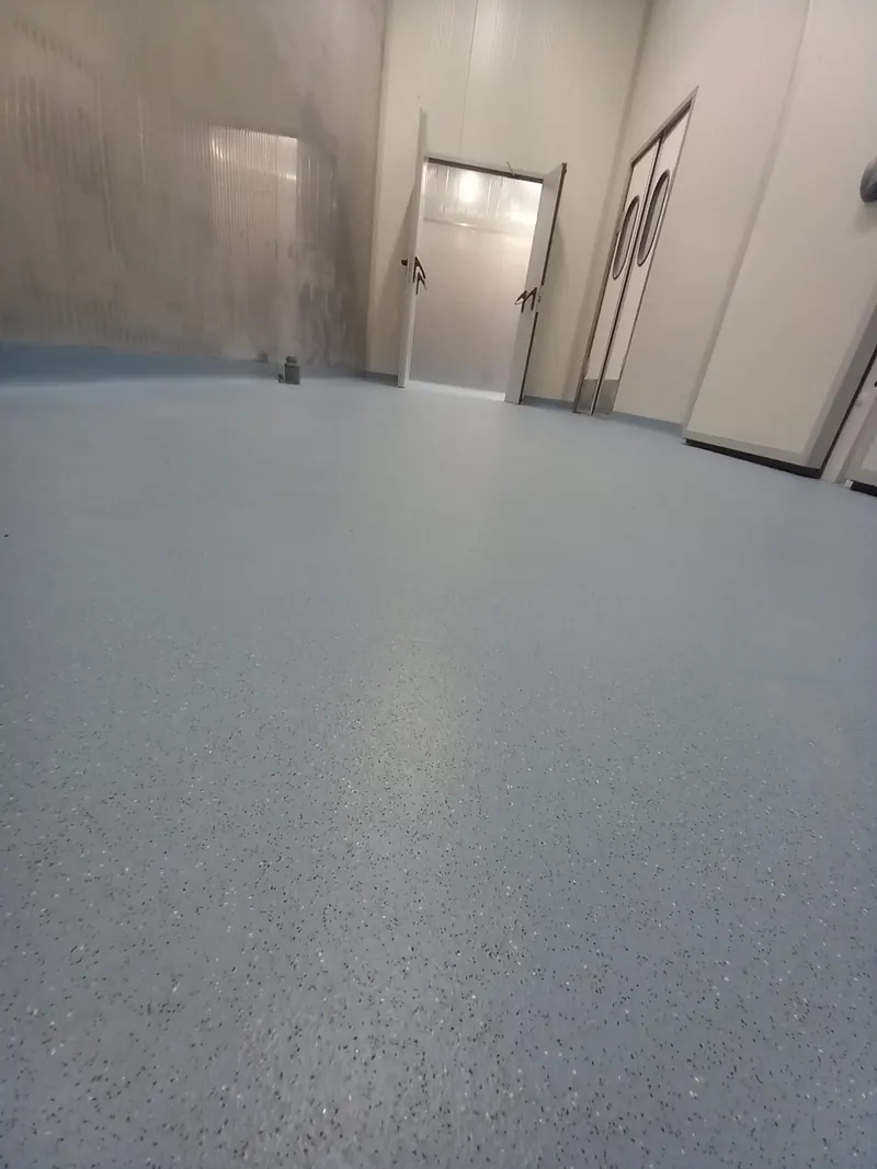 Locale tecnico con porte a battente e pavimento in PVC granigliato azzurro