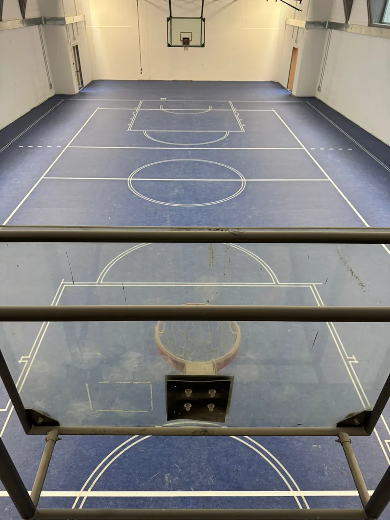 Palestra con pavimento sportivo e campo da basket
