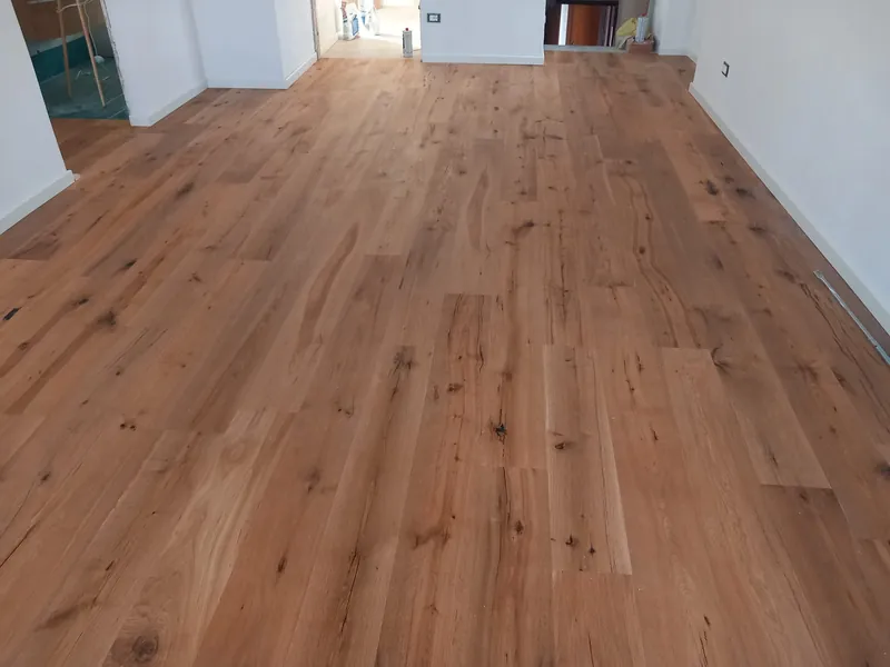 Salone con parquet prefinito in rovere