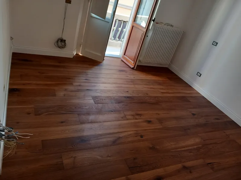 Stanza con parquet prefinito scuro