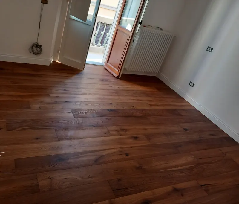 Stanza con parquet prefinito scuro