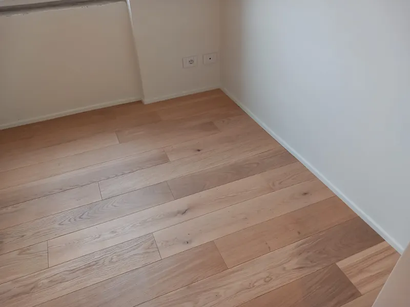 Stanza con parquet prefinito in rovere chiaro