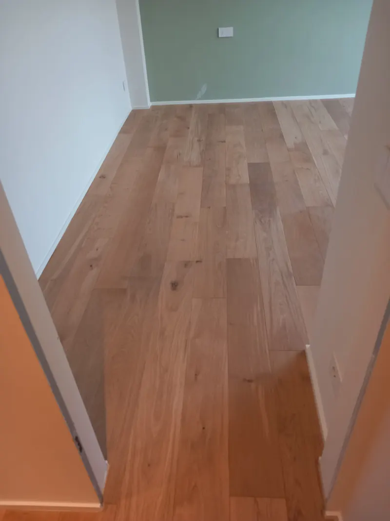 Stanza con parquet prefinito in rovere a listoni larghi