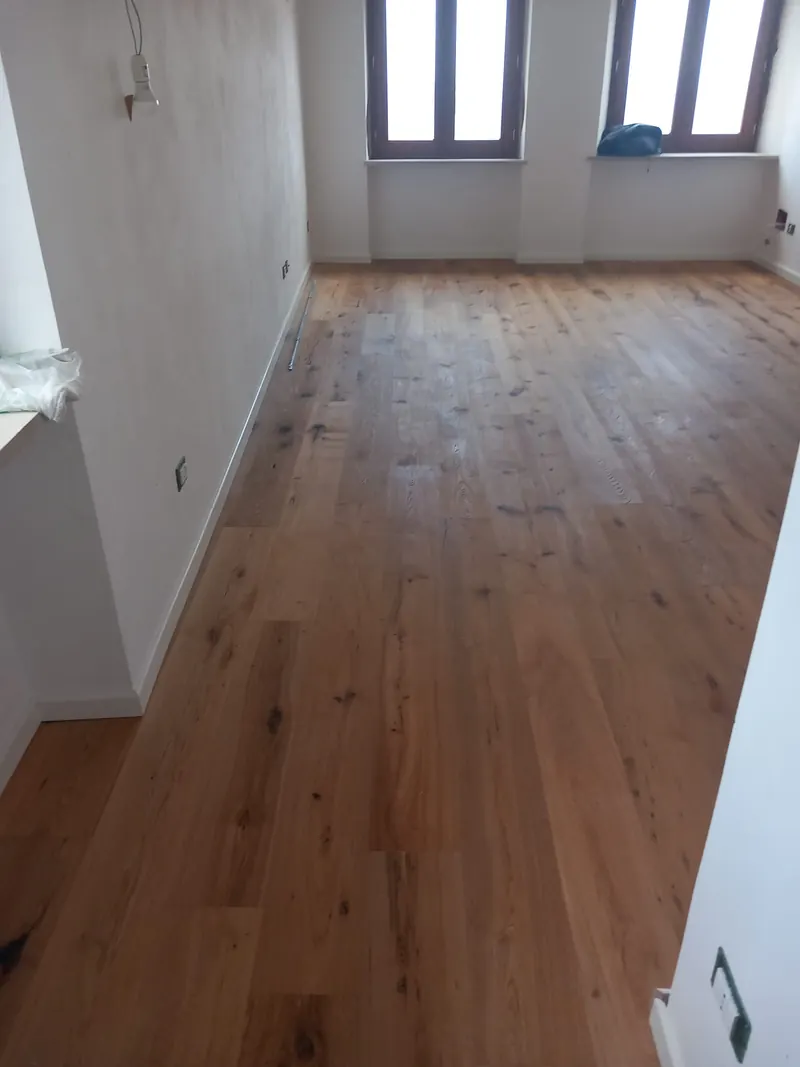 Stanza con parquet prefinito in rovere nodato