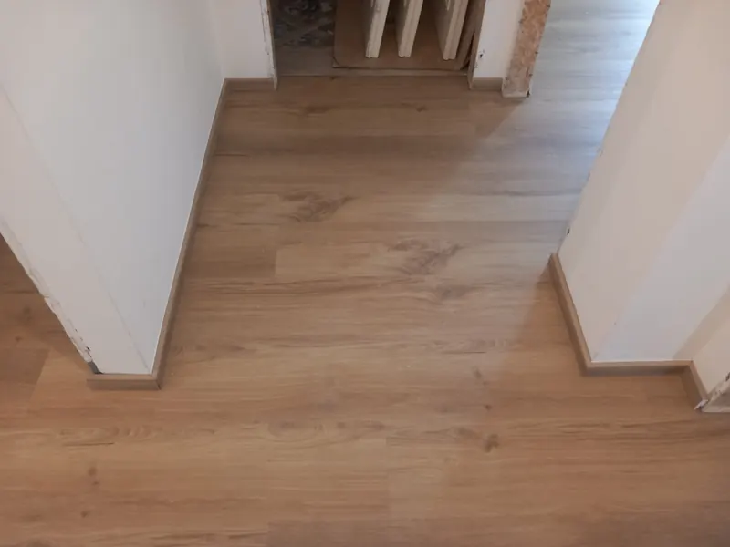 Passaggio fra due stanze con pavimento effetto rovere