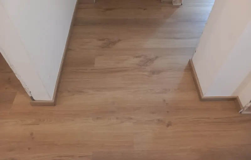 Disimpegno con pavimento effetto rovere e battiscopa abbinato