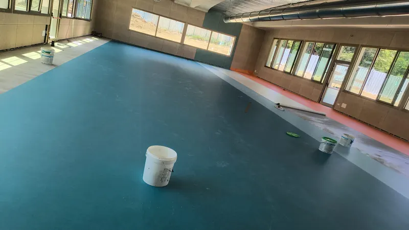 Grande sala durante la posa del pavimento