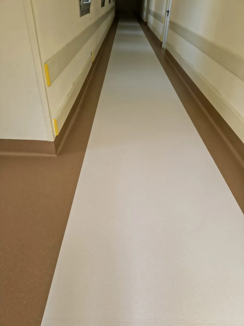 Raccordo a sguscio tra pavimento in PVC e parete