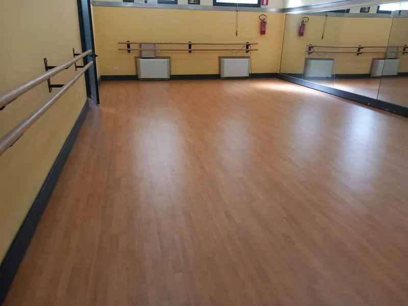 Sala danza con pavimento effetto legno