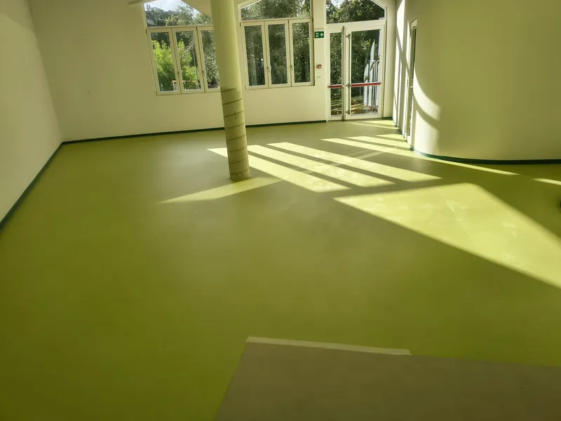 Salone con pavimento in linoleum verde