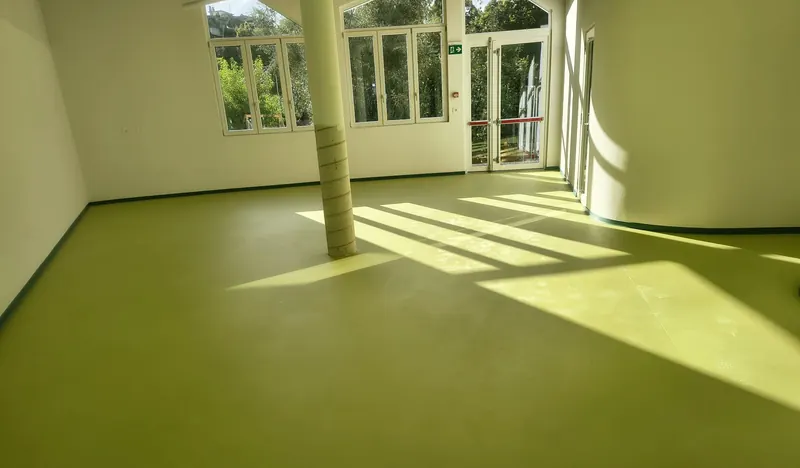 Salone con pavimento in linoleum verde