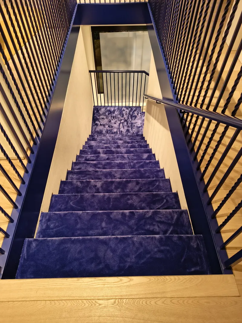 Scala rivestita in moquette blu