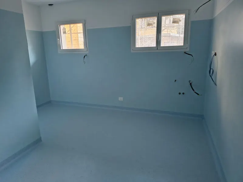 Stanza azzurra con pareti rivestite in PVC