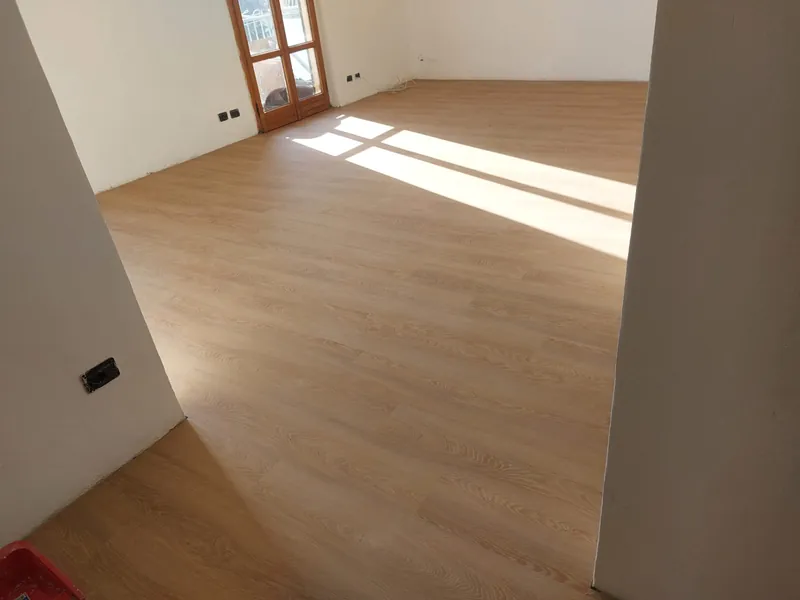 Stanza con pavimento effetto rovere