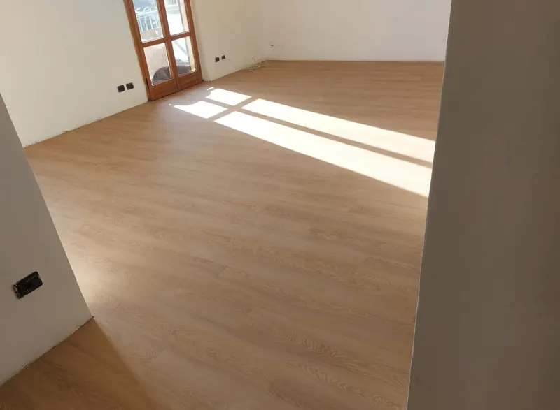 Stanza con pavimento effetto rovere