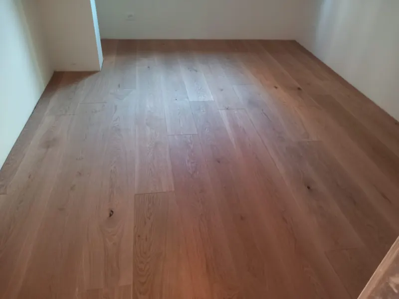 Stanza con parquet prefinito in rovere