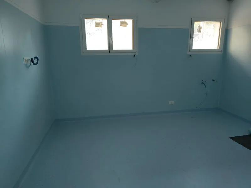 Stanza con pavimento e pareti rivestiti in PVC azzurro
