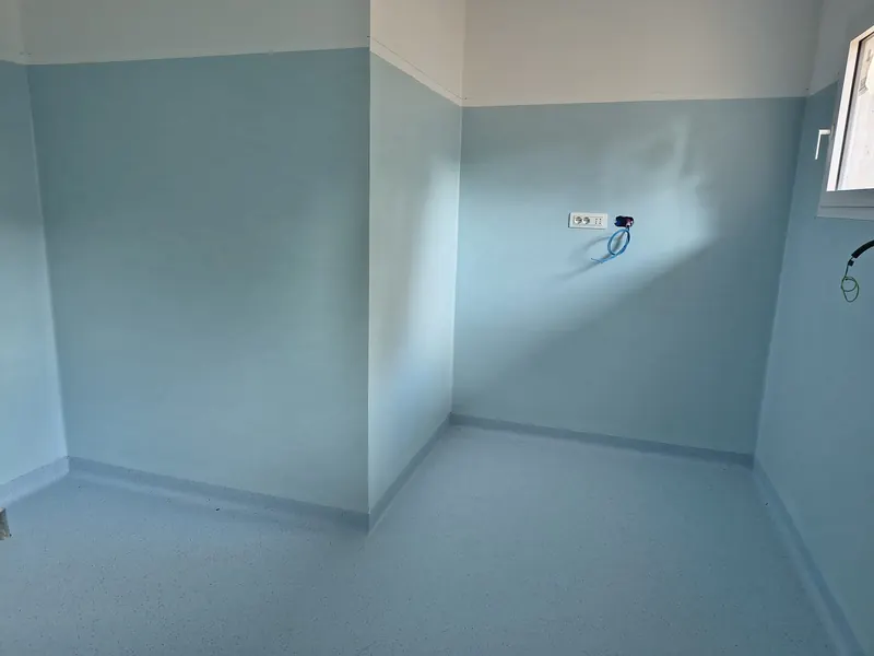 Stanza con pavimento e pareti in PVC azzurro