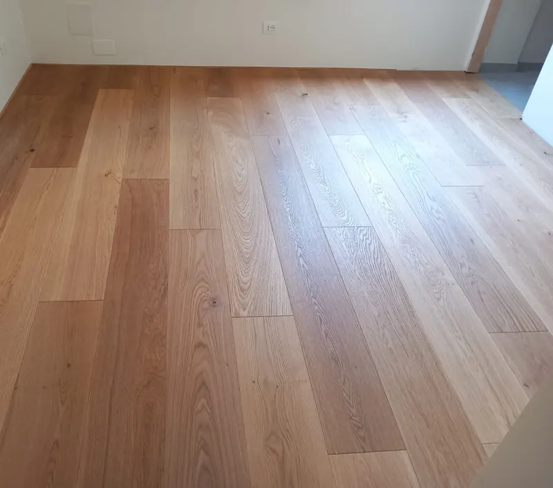 Stanza con parquet prefinito in rovere a listoni larghi