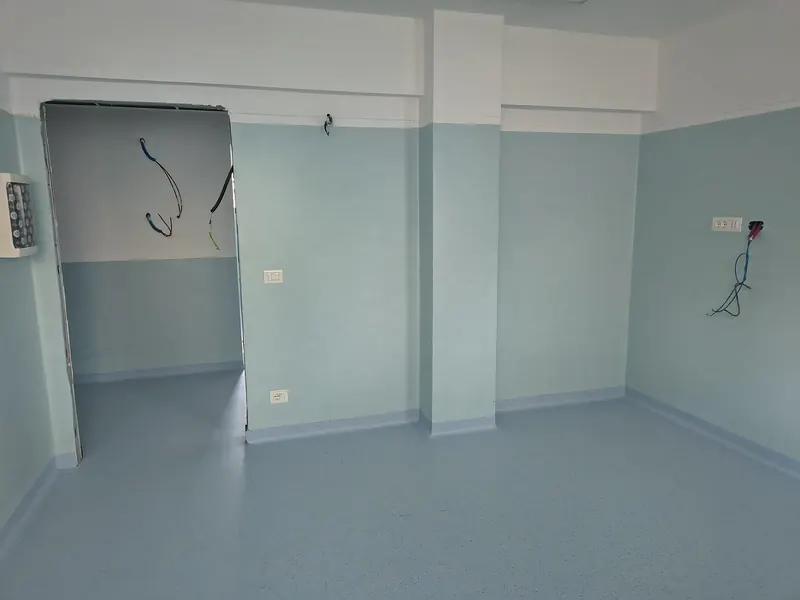 Stanza con vano porta, pavimento e pareti in PVC