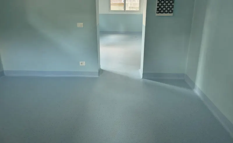 Stanze comunicanti rivestite in PVC azzurro