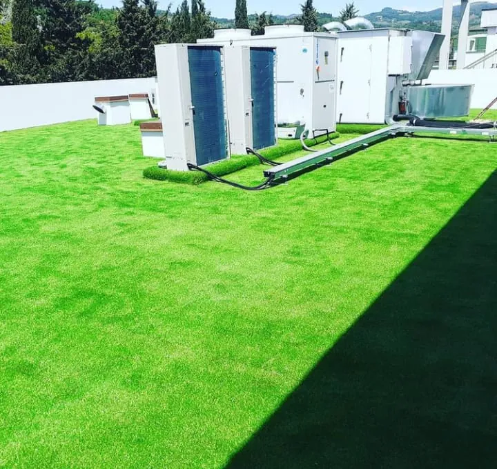 Terrazza con erba sintetica